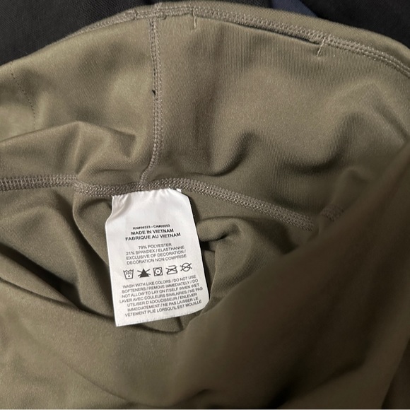 Nike Adri Fit HighWaist Leggings Cutout Detail at Bottom Sz M - Picture 8 of 10